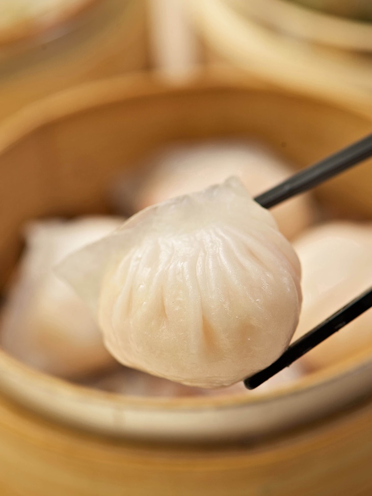 筍尖鮮蝦餃 皮Q帶有嚼勁的筍尖鮮蝦餃，沾點風味醬汁入口細嚐，以鮮蝦特製的餡料，爽脆鮮美！將大海美味透過專業手作一摺一摺包進餃皮裡，美味、溫度兩者兼具，吃過難忘！