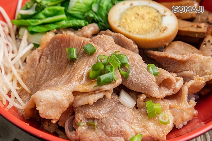 燒肉 + 白飯一碗 + 滷蛋半份 + 青菜一份 + 例湯一份