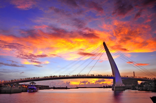 引进兼具「碳酸氢钠泉」与「食盐泉」的「黄金美人汤」提供房客免费使