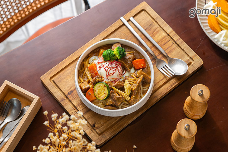 特濃牛肉咖哩水波蛋混麵