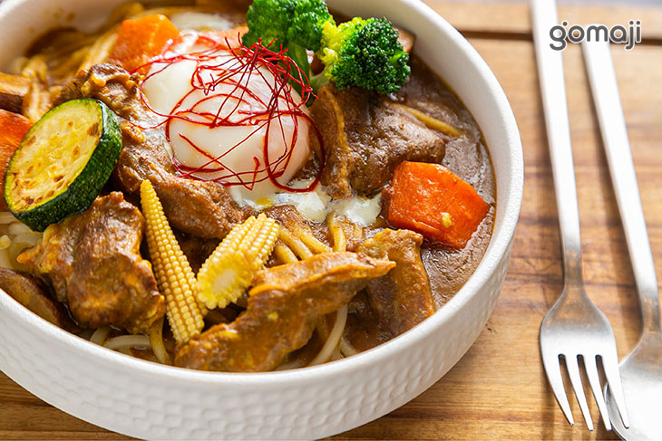 特濃牛肉咖哩水波蛋混麵