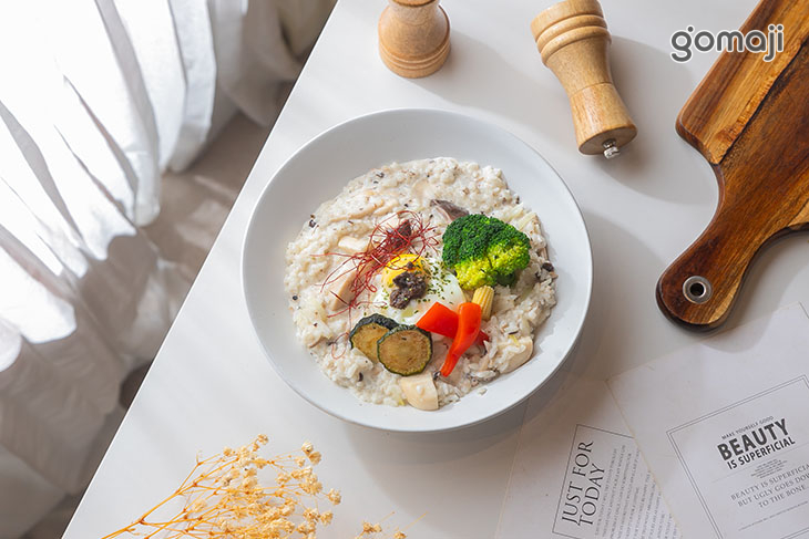 松露野菇佐水波蛋奶油燉飯（素食可）