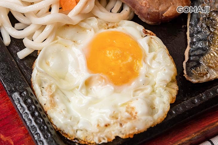 附餐鐵板麵、煎蛋 