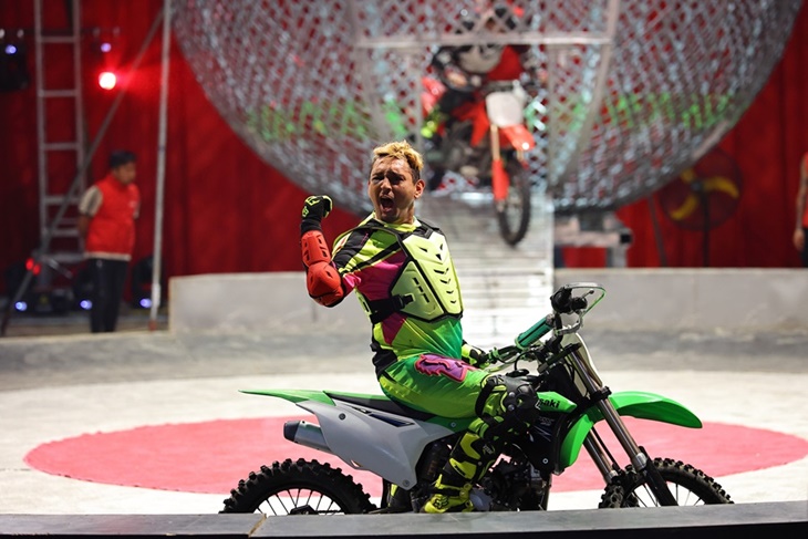 美洲瘋馬大馬戲團