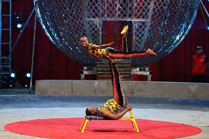 美洲瘋馬大馬戲團