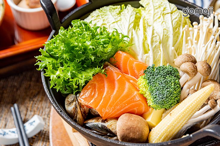 鮭魚石狩鍋一份(附安心生菜+烏龍麵) 