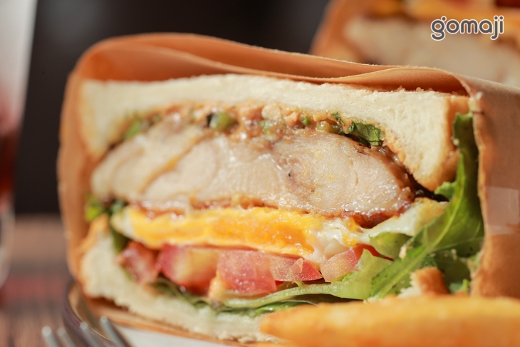 花生香菜雞腿蛋三明治