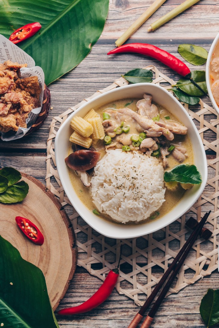 綠咖哩雞腿肉飯
