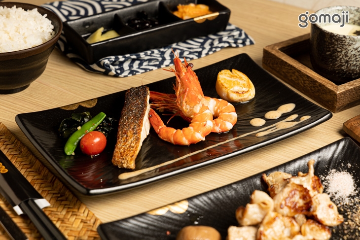  海鮮拼盤(含：時令鮮魚排+草蝦+北海道干貝+黑松露蕈菇蒸蛋) 