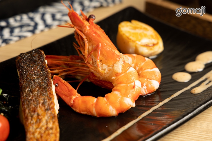  海鮮拼盤(含：時令鮮魚排+草蝦+北海道干貝+黑松露蕈菇蒸蛋) 