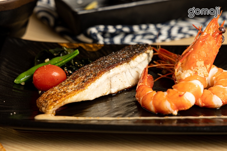  海鮮拼盤(含：時令鮮魚排+草蝦+北海道干貝+黑松露蕈菇蒸蛋) 