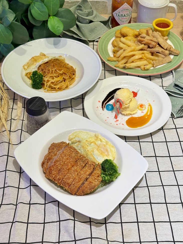 主餐任選二份 + 炸物雙拼一份 + 甜點冰淇淋一份