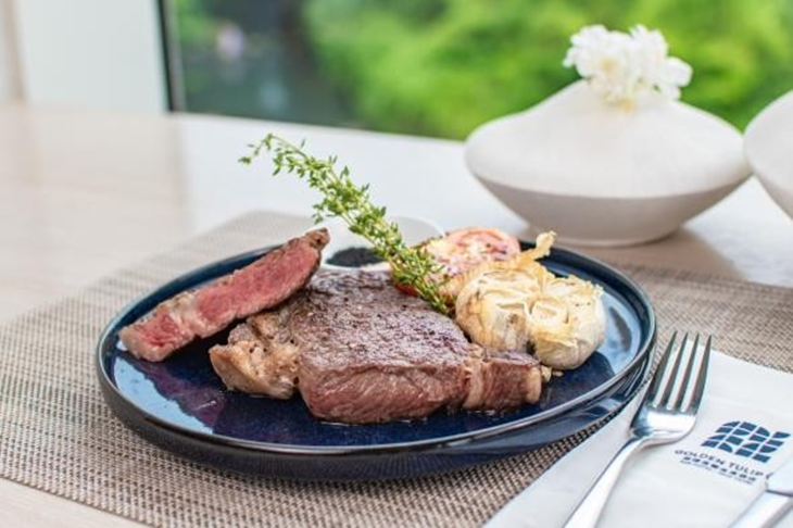 自製熟成牛肋眼/附帶整顆烤大蒜/黑鹽、喜馬拉雅玫瑰鹽、香草鹽