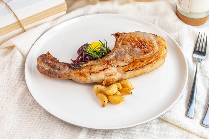 大戰斧豬/炸鹹酥蒜頭與紅酒燉溯源洋蔥