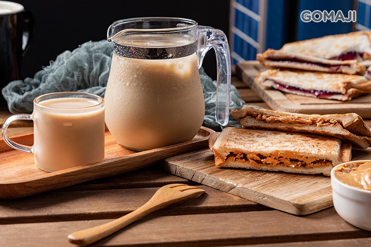 依黃金比例特調的風味奶茶，是深受大人小孩青睞的人氣品項～輕輕啜飲，馥郁的奶香滴滴都扣人心弦，隨著淡雅的茶香盈滿在齒唇之間，溫柔喚醒您惺忪的思緒，實在令人陶醉不已、深陷其中。