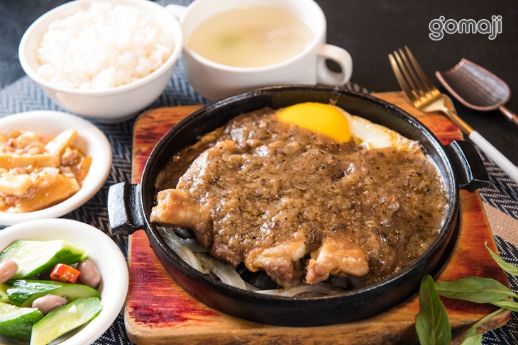  黑胡椒鐵板雞腿排飯