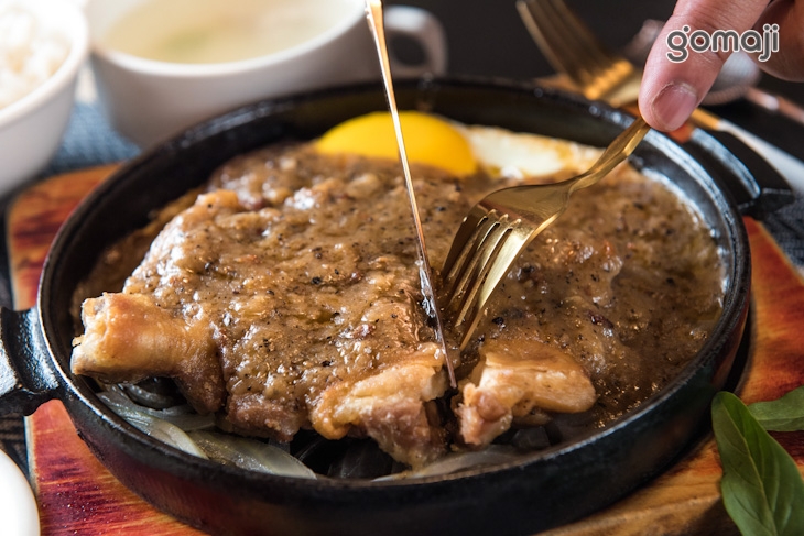  黑胡椒鐵板雞腿排飯