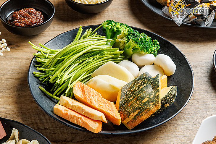 各式火鍋料、蔬菜吧