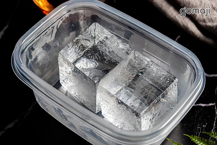 威士忌方形冰塊