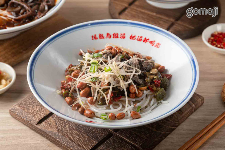 小二特製皮蛋乾拌米線