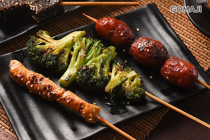 珍珠香腸一支 + 花椰菜一支 + 雞肉串一支