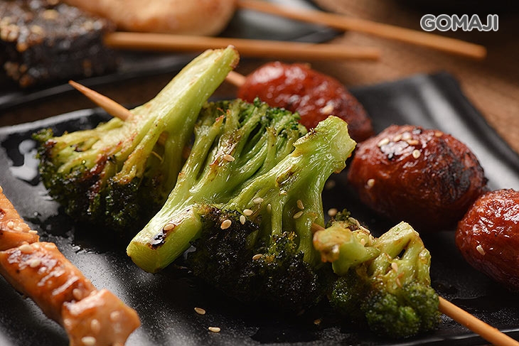 珍珠香腸一支 + 花椰菜一支 + 雞肉串一支