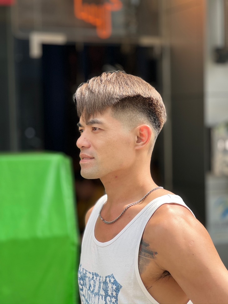 B.嘻油記理髮廳-換上酷帥新髮色！頭皮活化清爽洗髮+帥氣男士理髮設計剪裁+專業精緻染髮