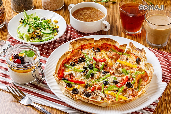 B.情定義大利~義式獨享自助吧套餐 〈義大料理：義大利麵(粉紅醬燻鮭魚/泰式雞肉鮮蝦)/筆管麵(雙層起司焗烤牛肉醬/蔬食奶油蔬菜焗烤)/手工燻雞蘑菇披薩/蔬食奶油松露野菇燉飯 六選一 + 甜點：焦糖布蕾/覆盆子奶酪/冰淇淋布朗尼 三選一 + 自助吧：多樣生菜沙拉、大廚湯品、義式咖啡、特調茶飲〉