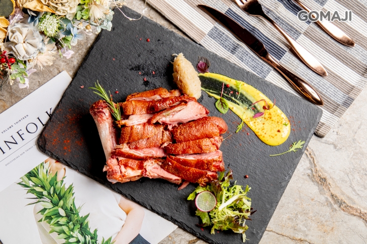 德國豬腳佐蜂蜜芥末醬