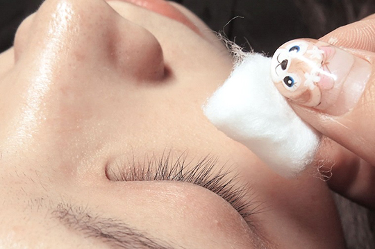 眼周和真睫毛清潔