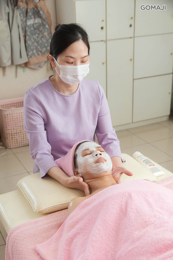 手、肩頸按摩同時進行