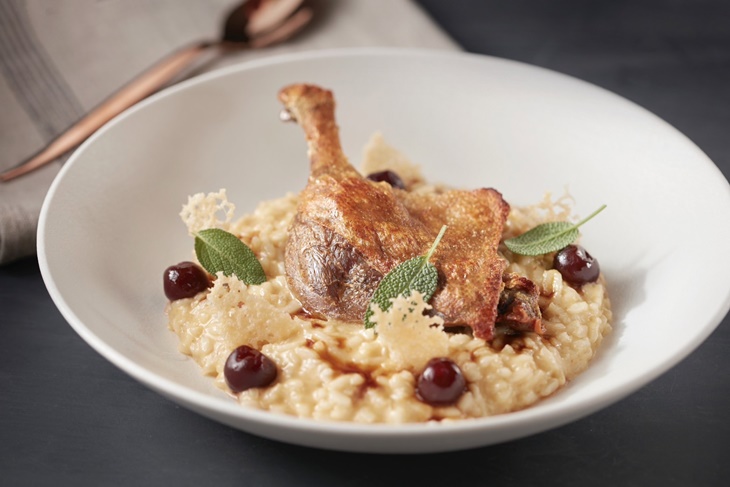 陳年帕馬森乾酪燉飯、油封鴨腿、酒漬櫻桃