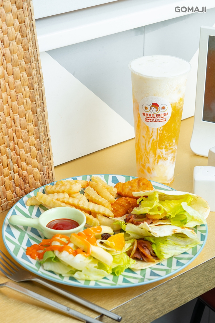 和風燒肉炒洋蔥半月餅＋79套餐、奶蓋水果茶