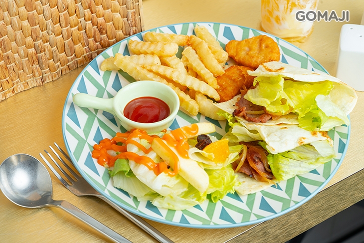 和風燒肉炒洋蔥半月餅＋79套餐、奶蓋水果茶