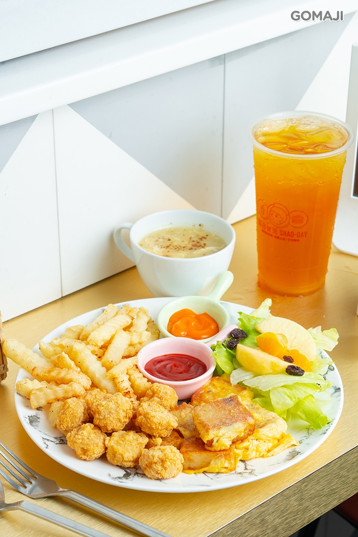 蛋炒酥炸蘿蔔糕套餐搭濃湯、無糖綠 