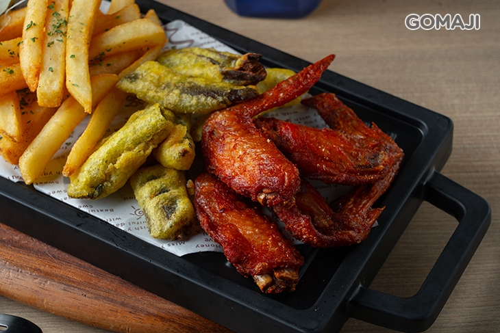 雞翅四隻/炸剝皮辣椒四條/炸皮蛋一份/脆薯一份