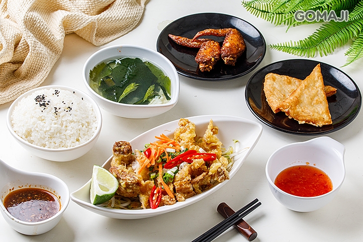  A.泰好吃泰澎湃超值獨享餐  〈椒麻無骨雞腿排餐/泰式豬肉炒粿條/泰式雙味魚片/香檸泰豬餐/打拋豬拌飯/泰式(紅/綠/黃)咖哩餐(豬/牛/雞)/薑黃嫩雞腿排餐 任選一 + 泰泰奶茶/蜂蜜檸檬/椰奶紫米粥/酸辣皮蛋/椒麻皮蛋/香檸雞翅二隻/泰式蝦趴餅二片/泰式炸春捲二捲/南薑嫩雞湯/酸辣蛤蜊湯 任選二〉