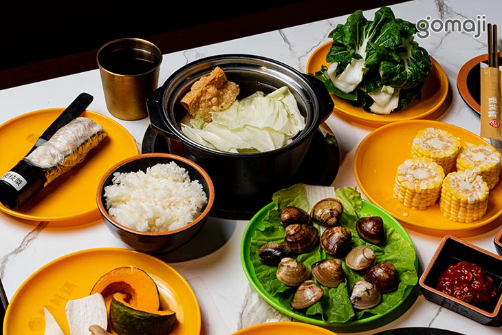 蔬果雞湯＋蛤蜊＋各式火鍋料