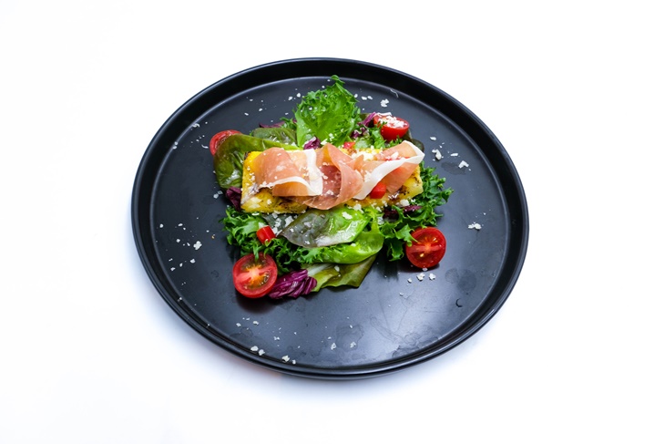 碳烤金鑽鳳梨襯帕瑪火腿源鮮生菜沙拉檸檬油醋