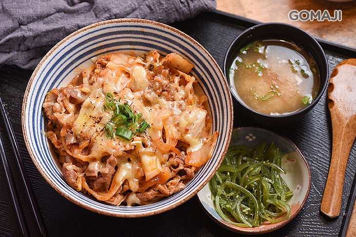 泡菜炒豬肉起司蓋飯