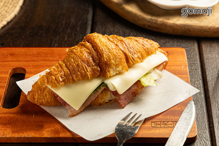 乳酪肉片可頌三明治