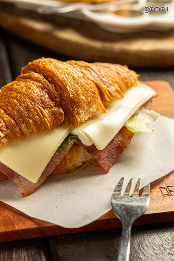 乳酪肉片可頌三明治