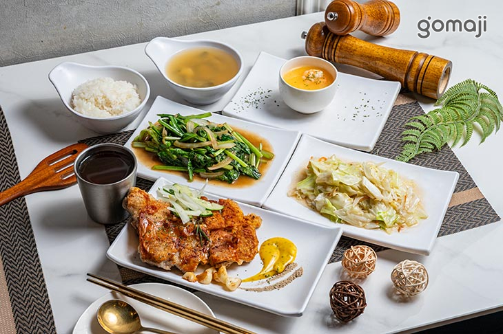 招牌香煎脆嫩雞腿排(附高麗菜、在地季節蔬菜)套餐均送蒸蛋一份