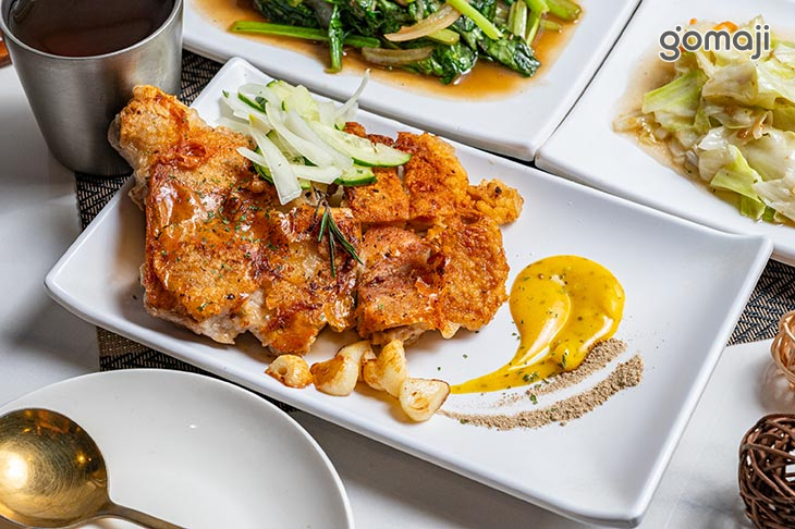 招牌香煎脆嫩雞腿排(附高麗菜、在地季節蔬菜)套餐均送蒸蛋一份