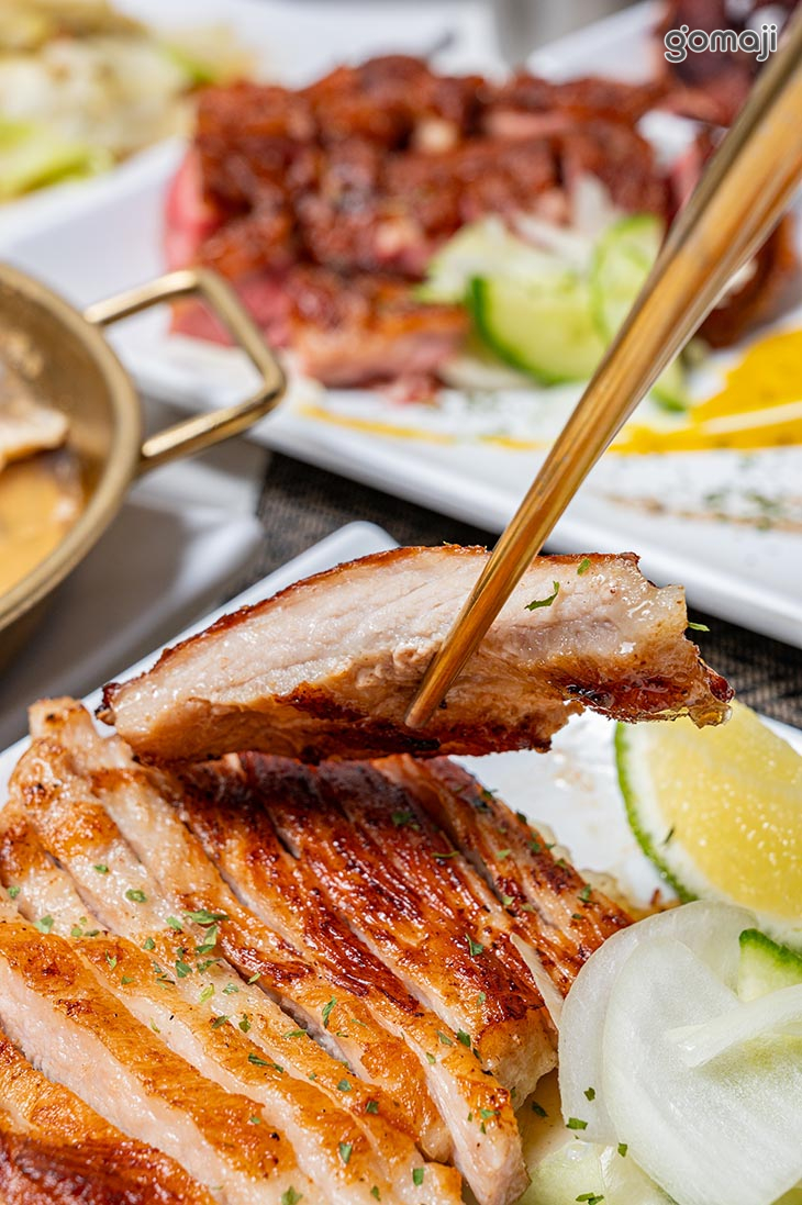 西班牙霜降松阪豬排(附高麗菜、在地季節蔬菜)套餐均送蒸蛋一份