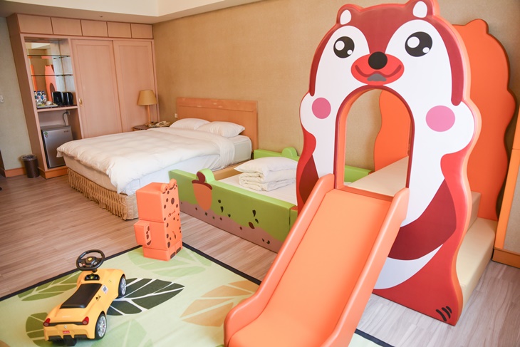 小松鼠溜滑梯造型房