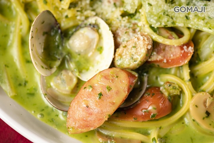 香腸蛤蠣羅勒青醬義大利麵 