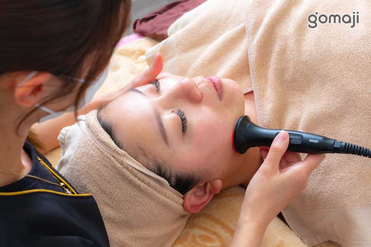 導入精華乳(美容師依當天膚況選擇適用的精華乳產品)