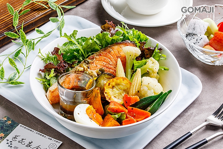 香料鮭魚沙拉佐白酒酸豆醬一份