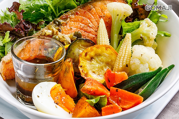 香料鮭魚沙拉佐白酒酸豆醬一份